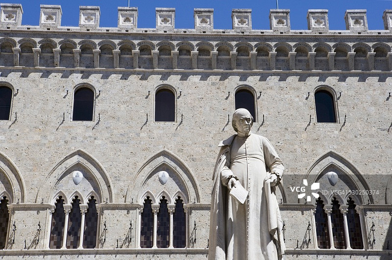 萨卢斯蒂奥·班迪尼雕像，萨利姆贝尼宫，意大利托斯卡纳锡耶纳图片素材