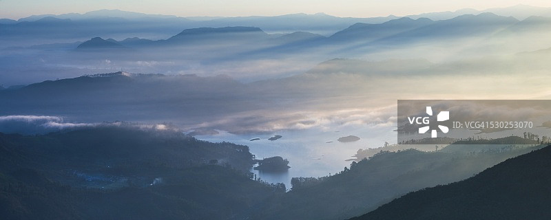 亚当斯峰（Sri Pada）日出景观，斯里兰卡中部高地图片素材