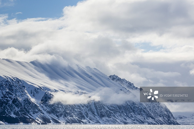 挪威斯瓦尔巴特群岛的壮丽天空图片素材