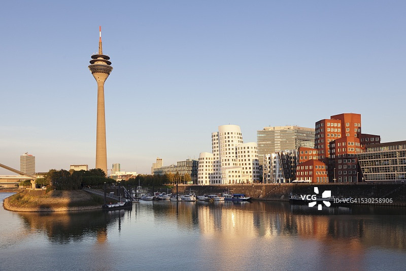 德国杜塞尔多夫媒体港莱茵塔和新关税大厦（弗兰克·盖里设计）图片素材