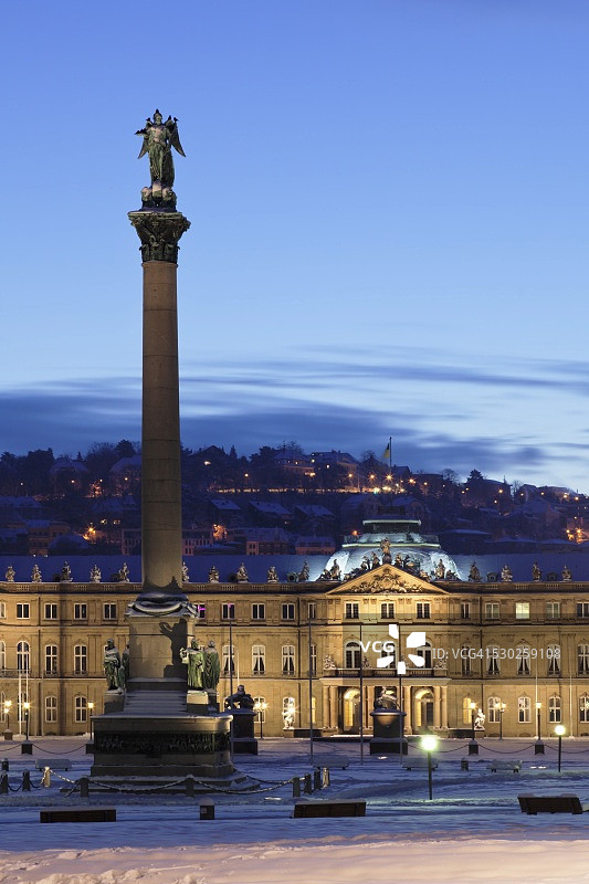 德国斯图加特 Schlossplatz 广场和新宫的柱子图片素材