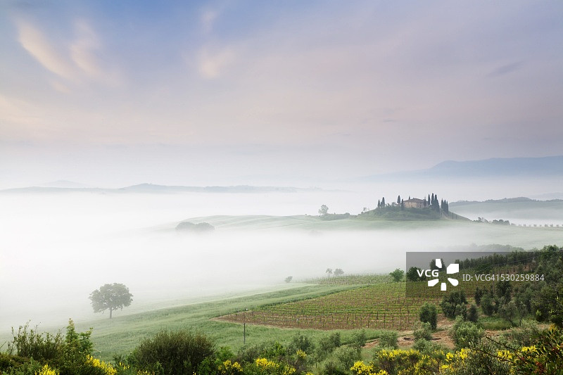 意大利托斯卡纳奥尔恰谷贝尔维德勒农舍的清晨薄雾图片素材