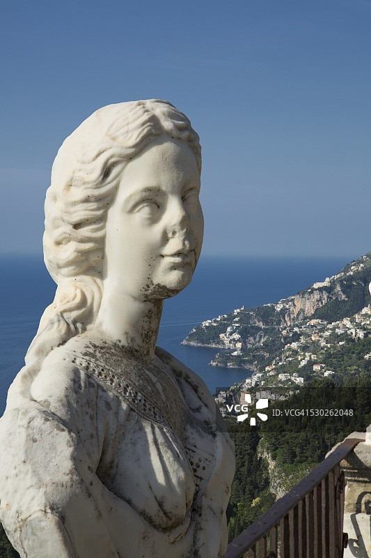 意大利拉韦洛辛布罗内别墅无限露台上的雕像图片素材