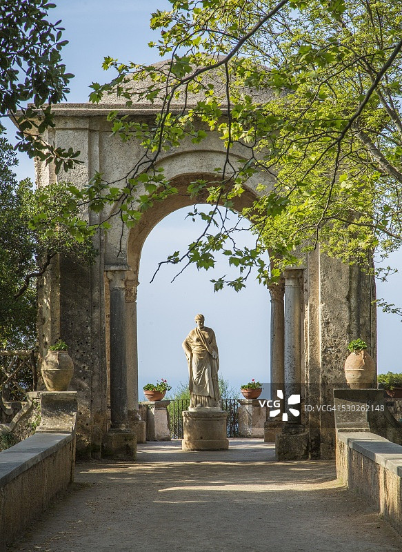 意大利拉韦洛辛布罗内别墅无限露台上的雕像图片素材