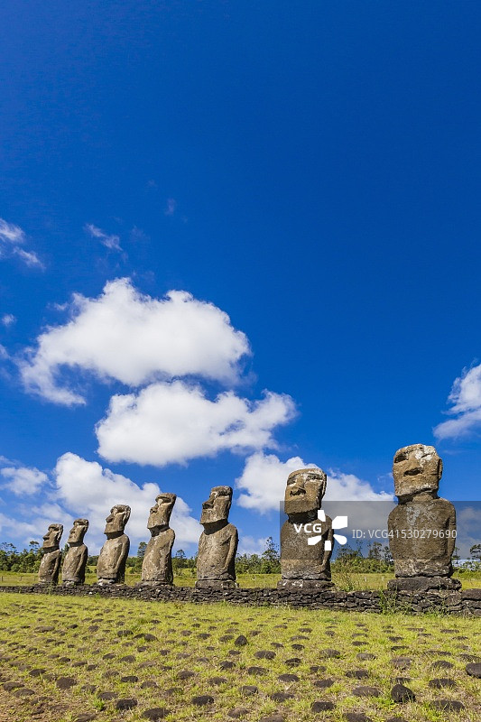 复活节岛七尊摩艾石像图片素材