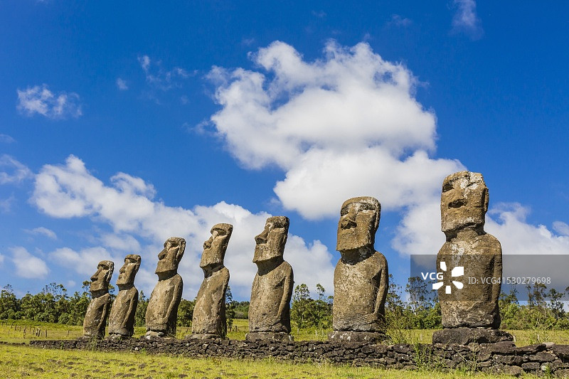 复活节岛七尊摩艾石像图片素材