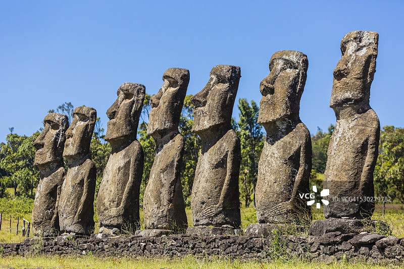 复活节岛七尊摩艾石像图片素材