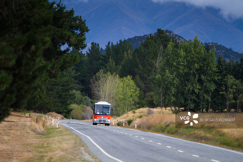 旅游巴士驶过瓦纳卡图片素材