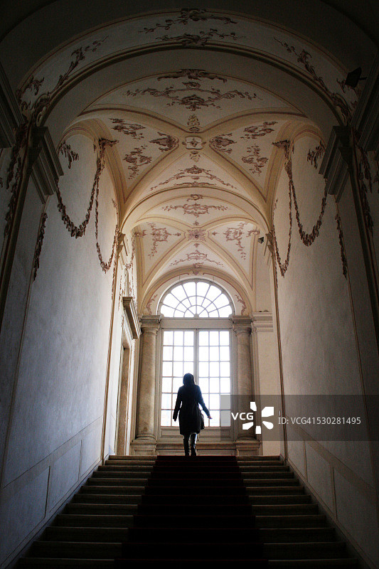 女人攀登多利亚图尔西宫的楼梯图片素材
