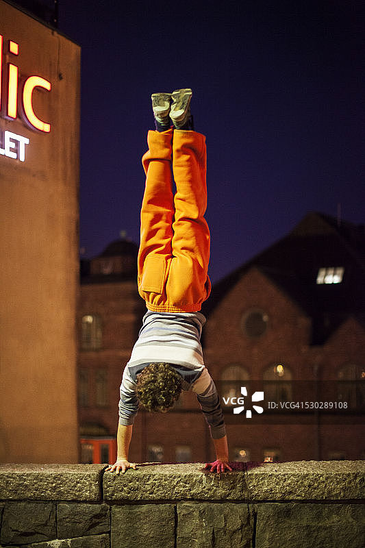 夜晚做倒立的男人图片素材