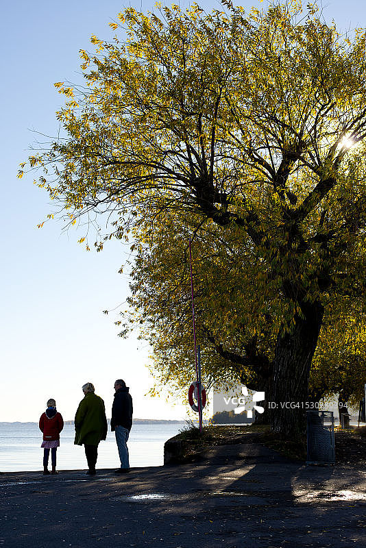 与孙女一起看水的老年夫妇图片素材