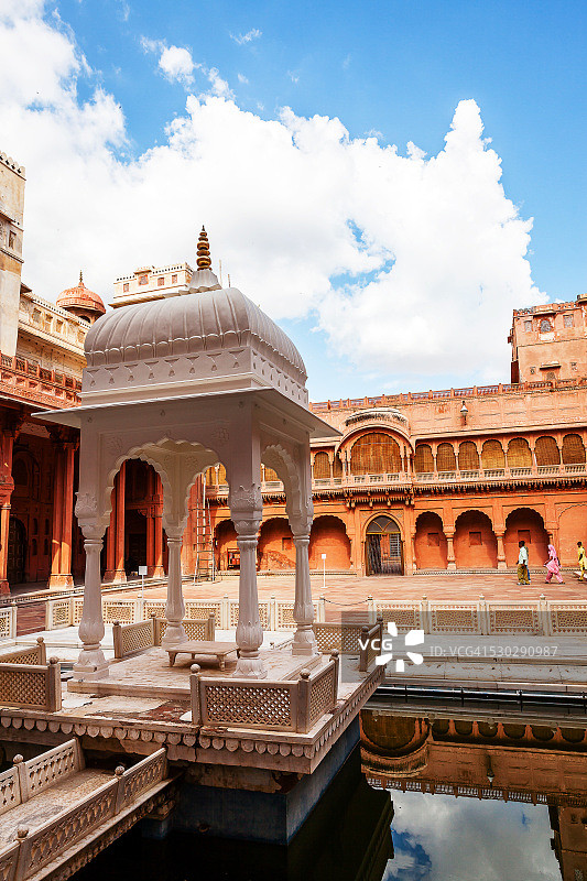 主庭院中的卡兰玛哈尔和池塘图片素材