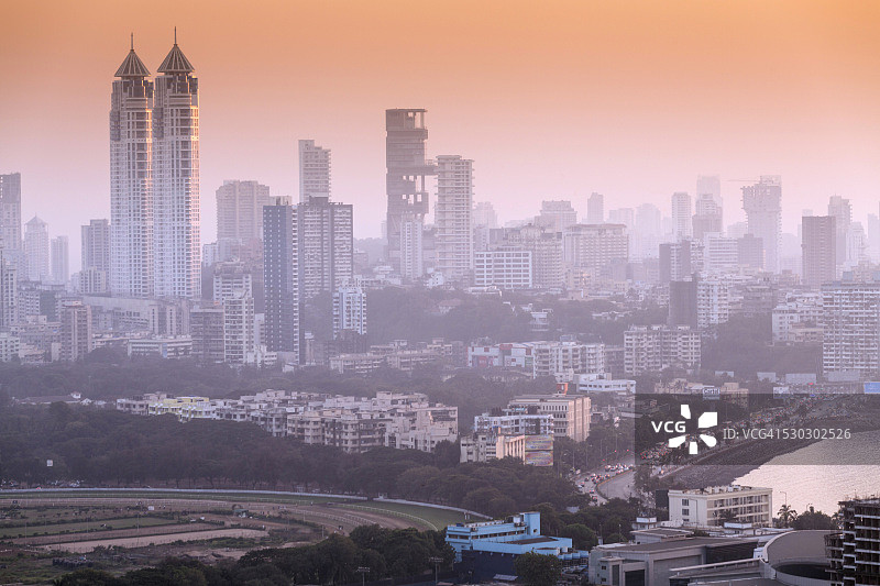 印度孟买天际线：双子塔住宅楼、安巴尼大厦和哈吉·阿里湾图片素材