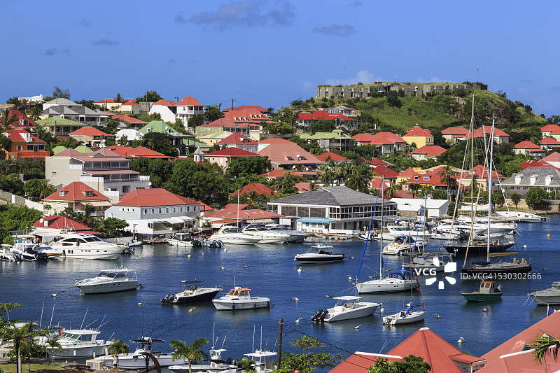 西印度群岛圣巴泰勒米古斯塔维亚的奥斯卡堡和海港鸟瞰图图片素材