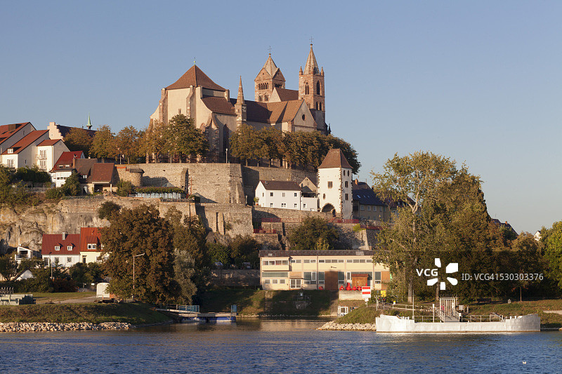 从莱茵河远眺明斯特山、圣史蒂芬大教堂，布赖萨赫，德国图片素材
