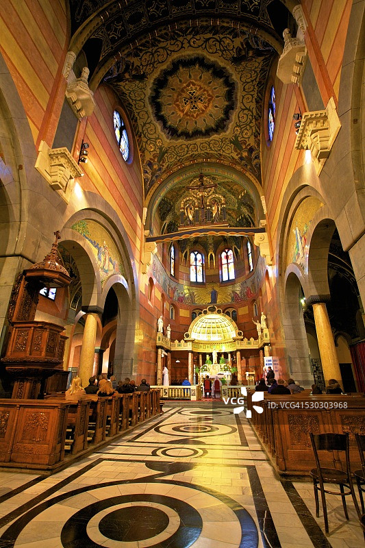 波兰克拉科夫耶稣会教堂内部图片素材