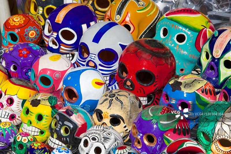 市场摊位上的手绘骷髅纪念品，墨西哥图片素材
