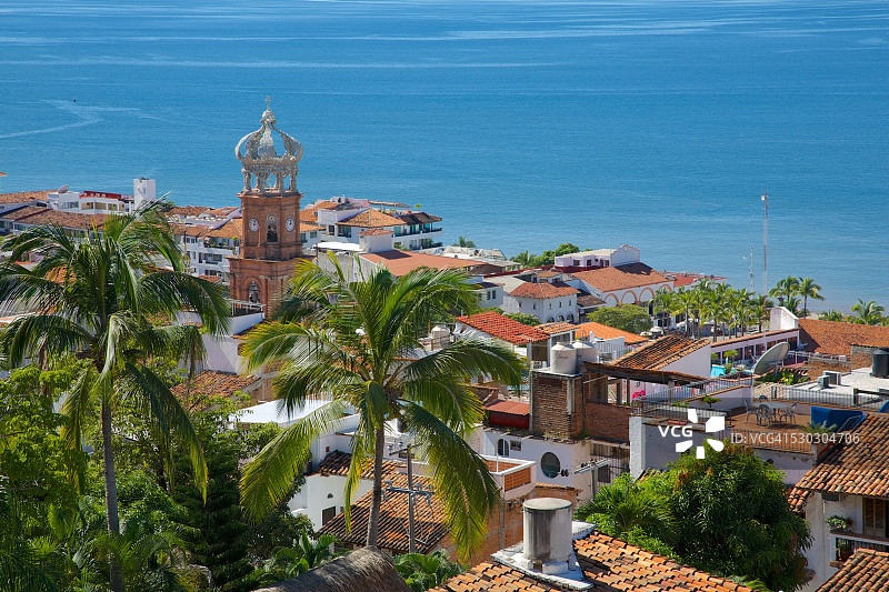 从瓜达卢佩圣母教堂眺望墨西哥哈利斯科州巴亚尔塔港的市中心风光图片素材