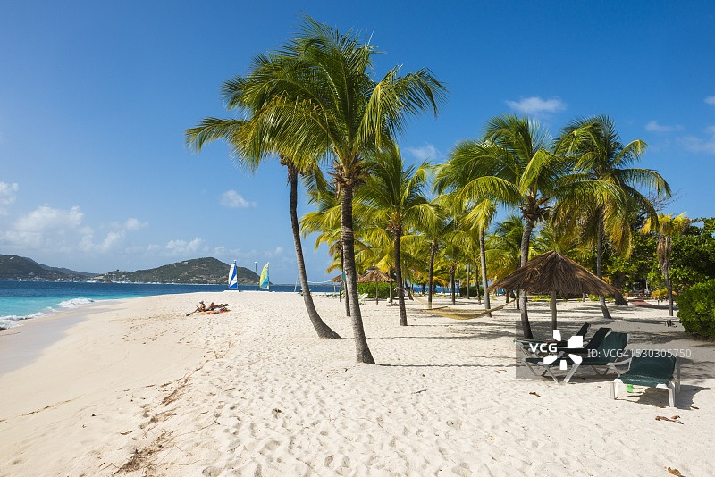 棕榈岛白色沙滩，背景是联盟岛，格林纳丁斯图片素材