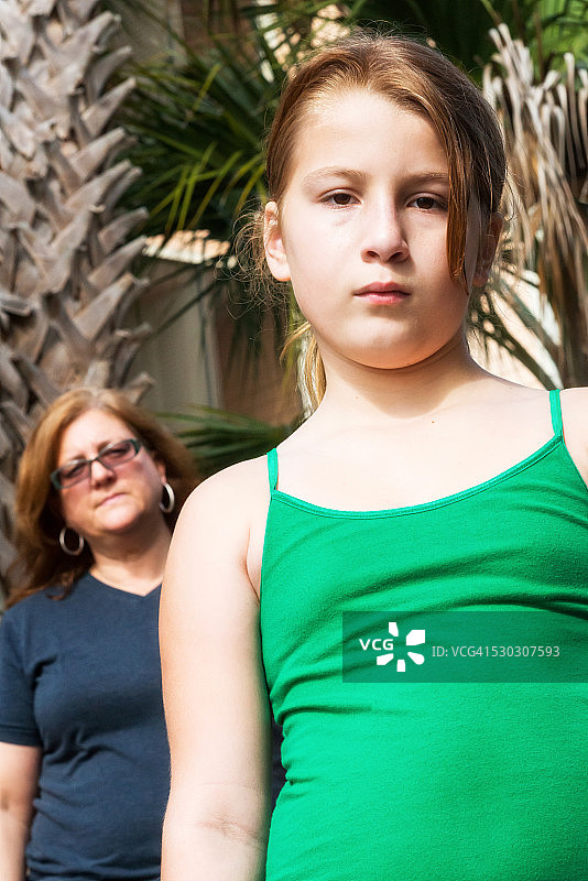 严肃的母女图片素材