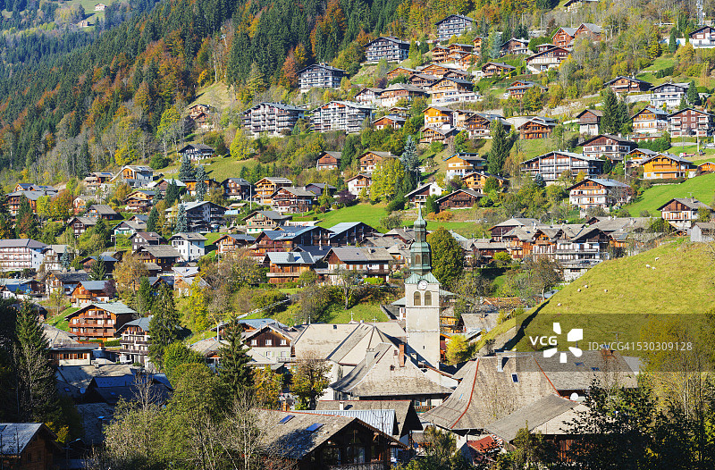 法国上萨瓦省罗纳阿尔卑斯莫尔济讷教堂和度假村风光图片素材