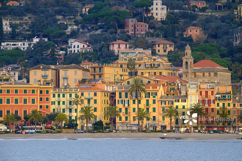 从港口眺望圣玛格丽塔利古雷，意大利利古里亚热那亚图片素材