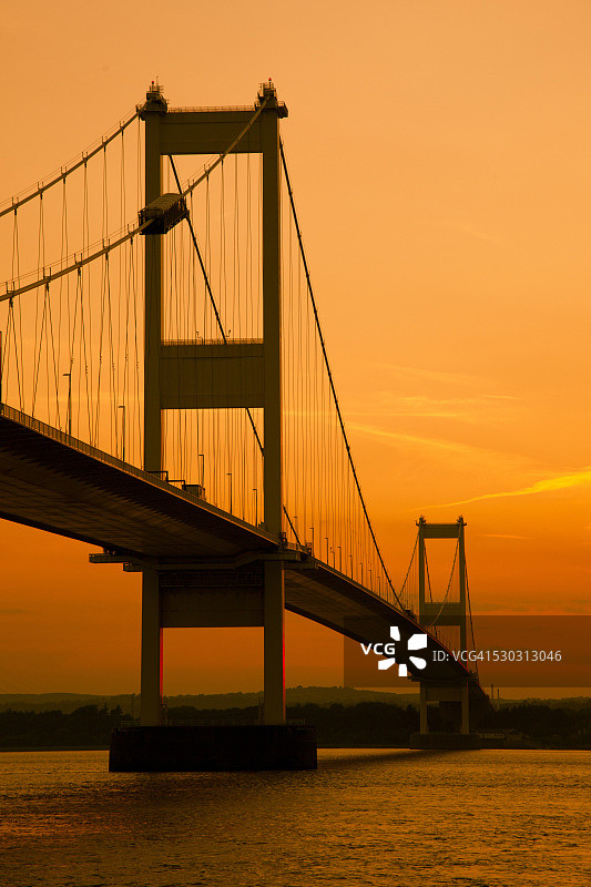 日落时分从塞文河看到的塞文桥，格洛斯特郡，英格兰，英国，欧洲图片素材