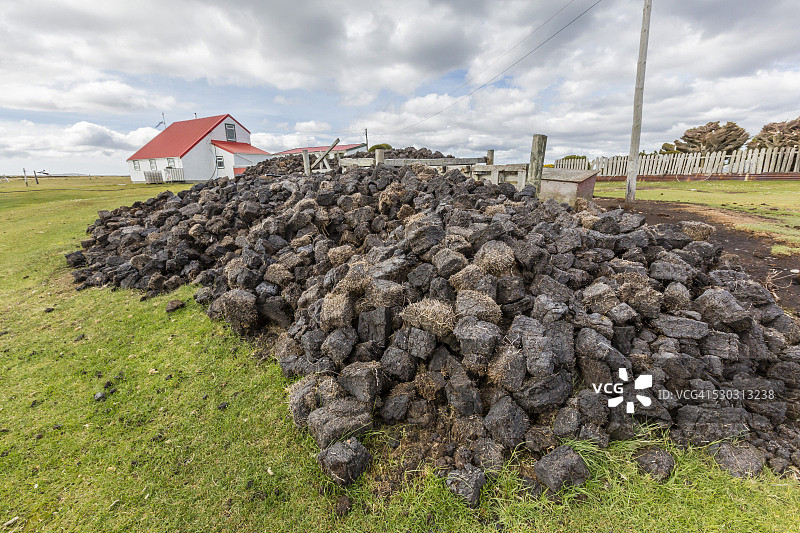 在福克兰群岛斯坦利外的长岛绵羊农场，用于燃料的风干泥炭图片素材
