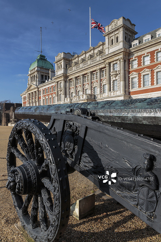 在伦敦白厅拍摄的土耳其大炮和英国国旗图片素材