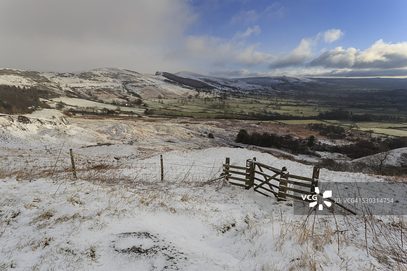 英格兰德比郡峰区卡斯尔顿马姆托尔滑坡处，大岭上的后托尔山和洛斯山雪景图片素材