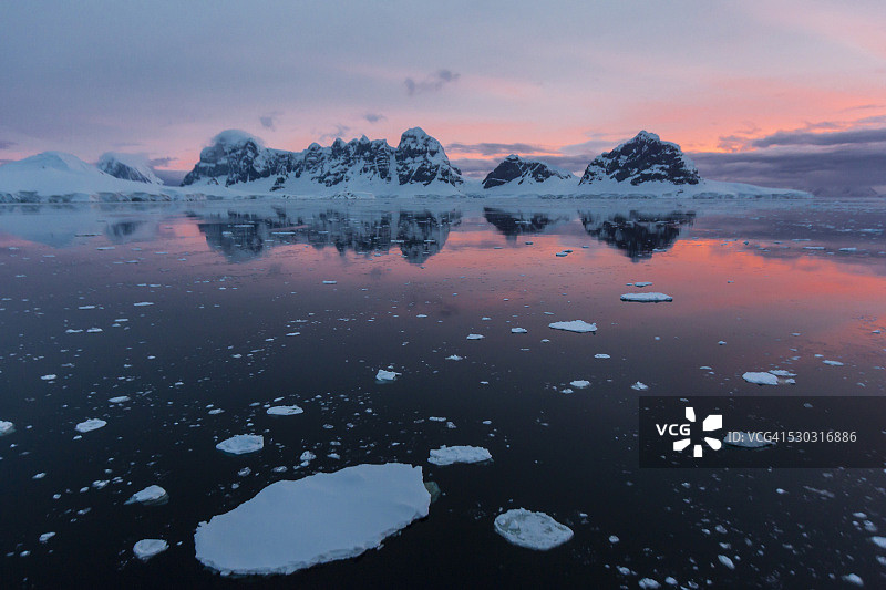 南极洲诺伊迈尔海峡温克岛的日出景色，极地地区图片素材