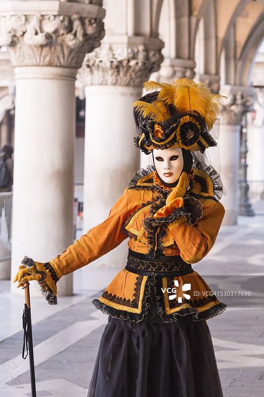 威尼斯狂欢节上戴面具的人们图片素材