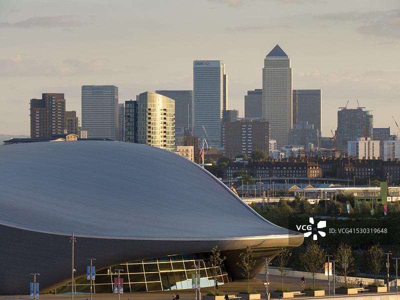伦敦奥林匹克公园水上中心，背景为船坞区和金丝雀码头天际线，英国，欧洲图片素材