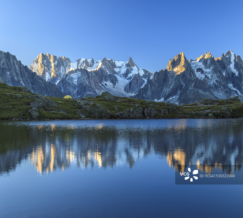 法国阿尔卑斯山 Cheserys 湖的日出倒影图片素材