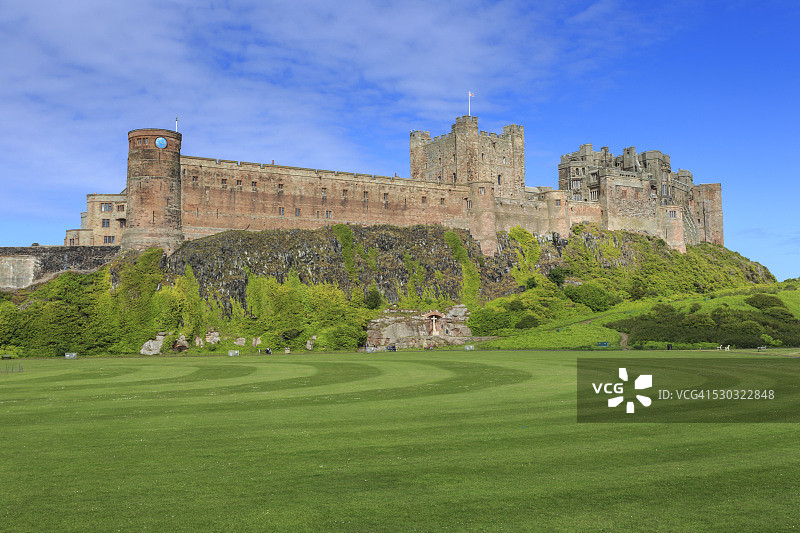 蓝天下的班堡城堡，夏季，英格兰诺森伯兰郡班堡图片素材