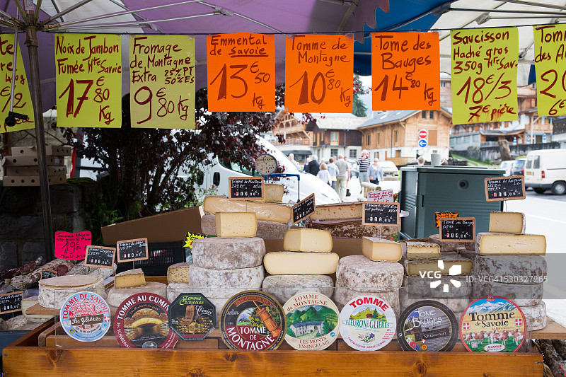 法国阿尔卑斯山莱热市场上的奶酪摊位图片素材
