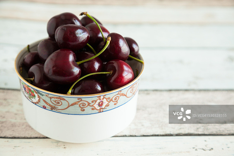 装满樱桃的中国碗图片素材