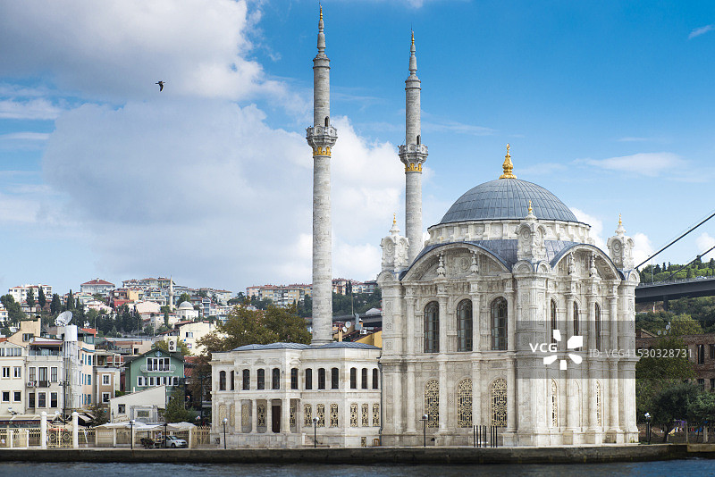 伊斯坦布尔的奥尔塔科伊清真寺和博斯普鲁斯海峡大桥图片素材