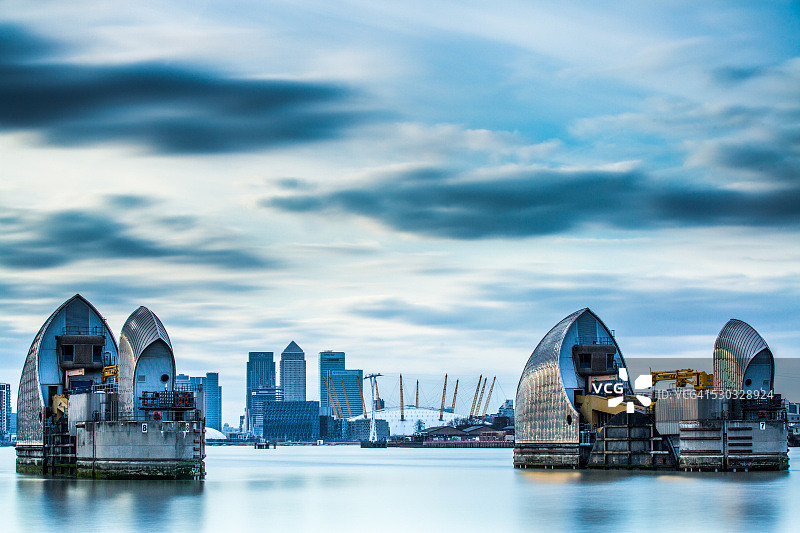 英国伦敦的泰晤士河防洪闸和金丝雀码头图片素材