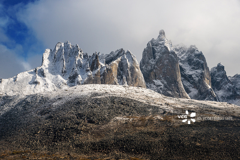雪中的巨石山图片素材