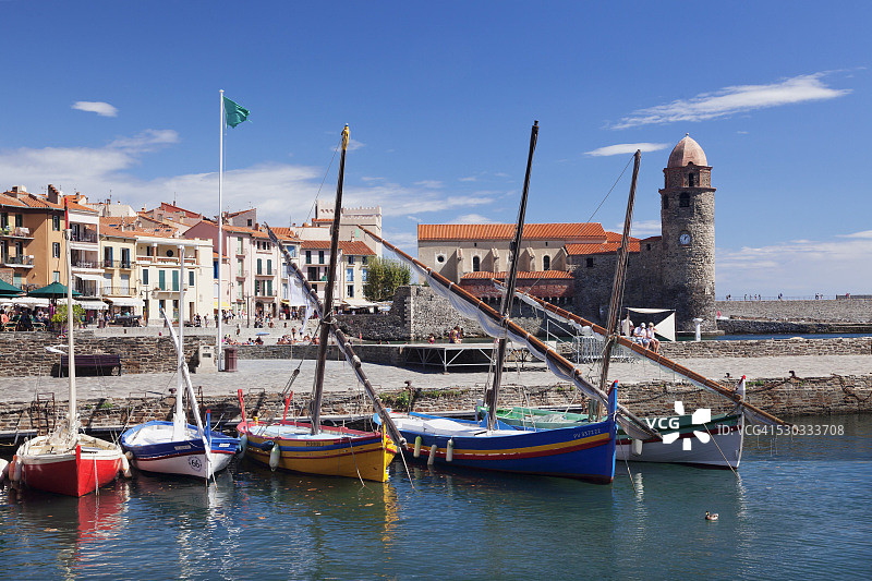 法国科利乌尔港口的传统渔船图片素材