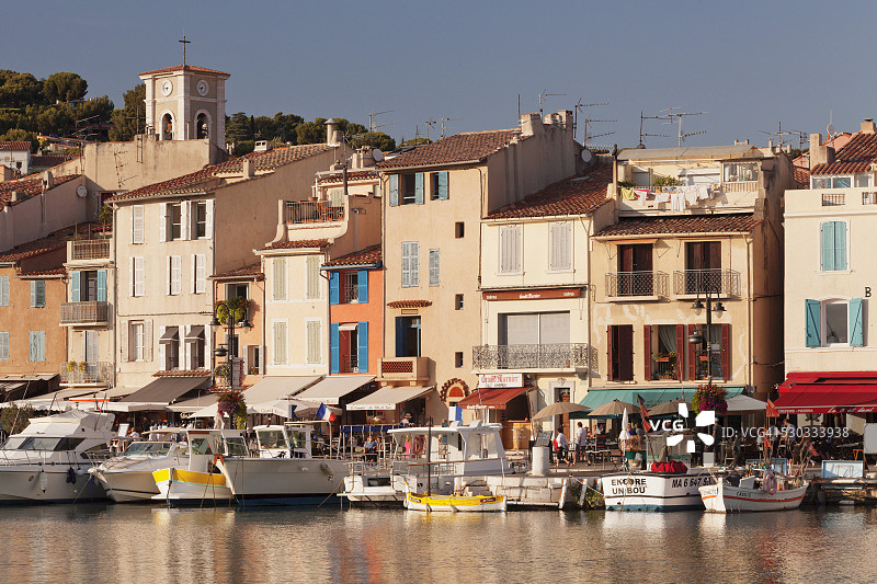 法国普罗旺斯卡西斯港口和海滨餐厅的渔船图片素材