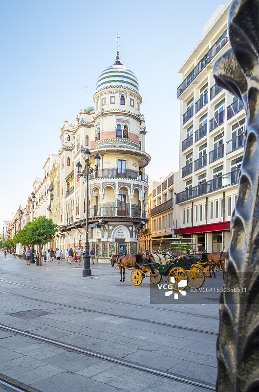 塞维利亚宪法大道和亚得里亚海大厦图片素材