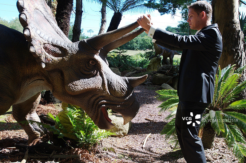 与自然对抗的商人图片素材