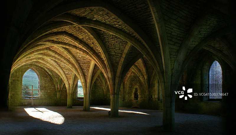 带十字架的窗户图片素材