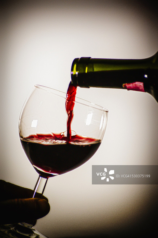倒入一杯红葡萄酒图片素材
