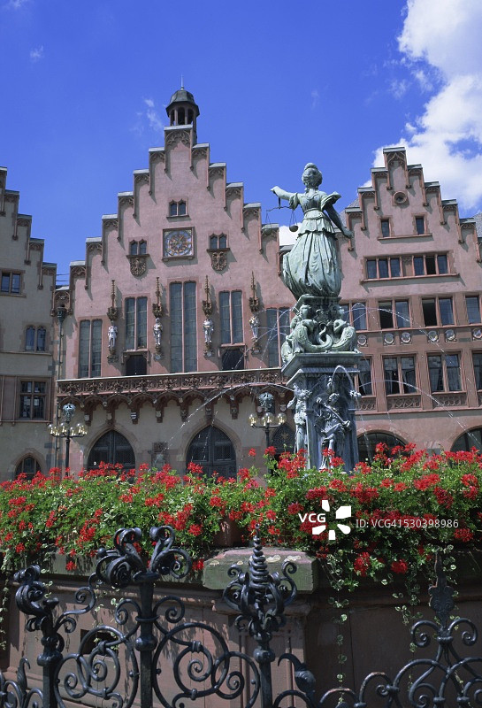 法兰克福正义喷泉和罗马广场，德国黑森州，欧洲图片素材