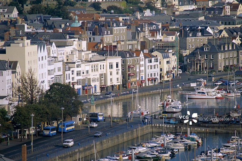 从圣彼得港乔治堡眺望英国海峡群岛根西岛图片素材