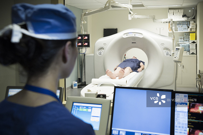 护士操作医疗扫描仪为病人检查图片素材