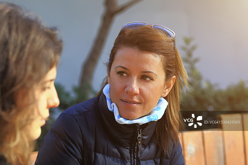 母亲和悲伤的女儿说话图片素材